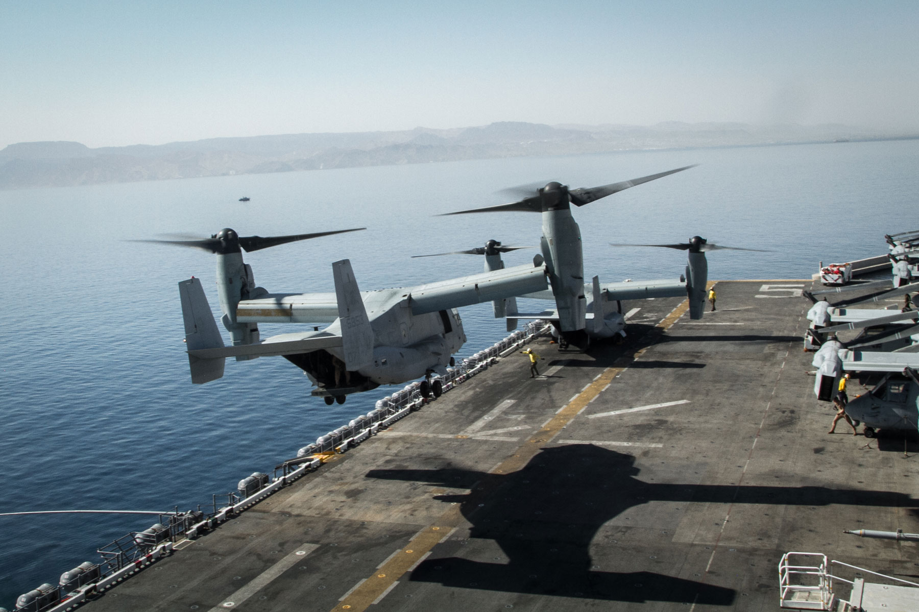 V-22在兩棲攻擊艦上降落