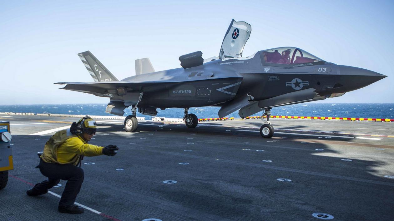F-35B準備在兩棲攻擊艦上降落